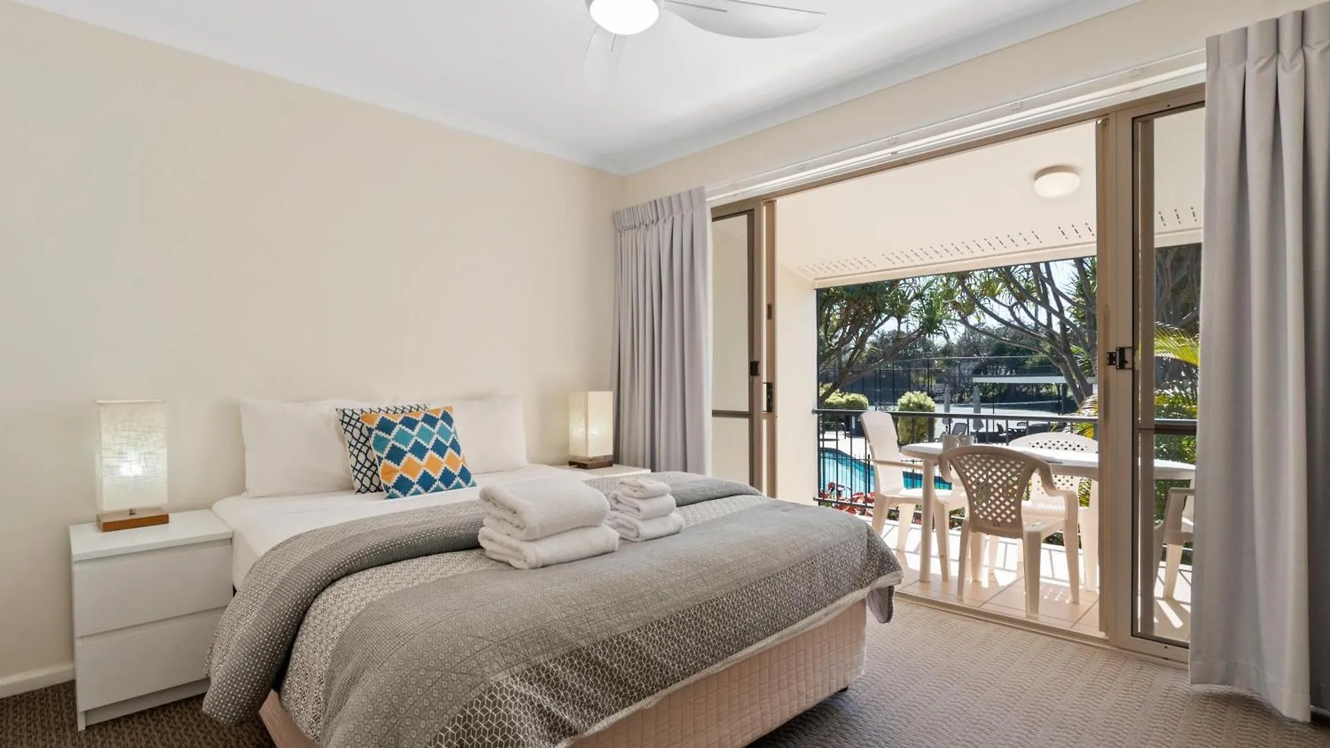Beach Breakers Resort Sunrise Beach